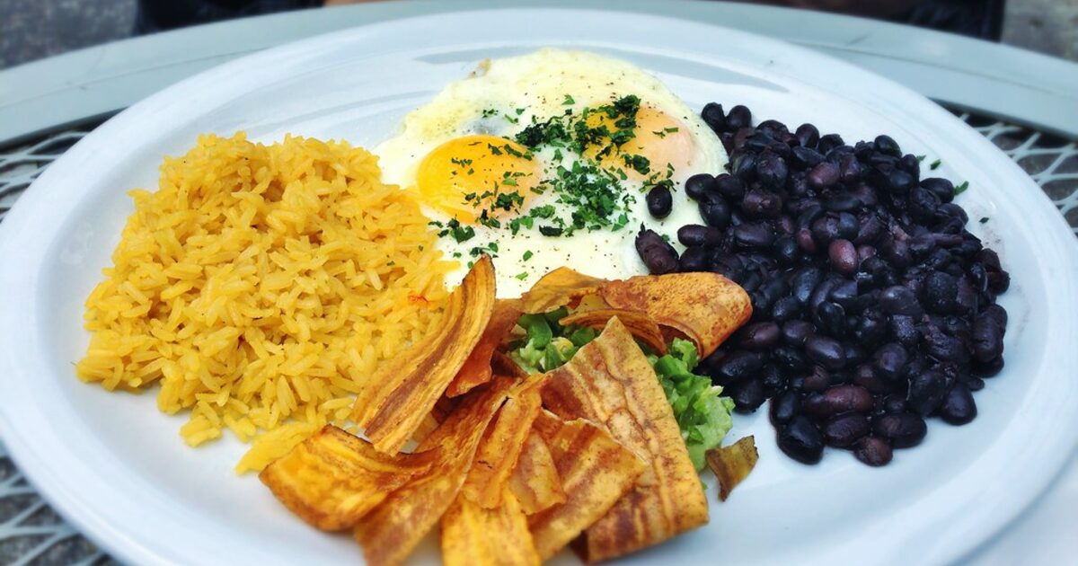 Huevos con frijol volteado guatemalteco
